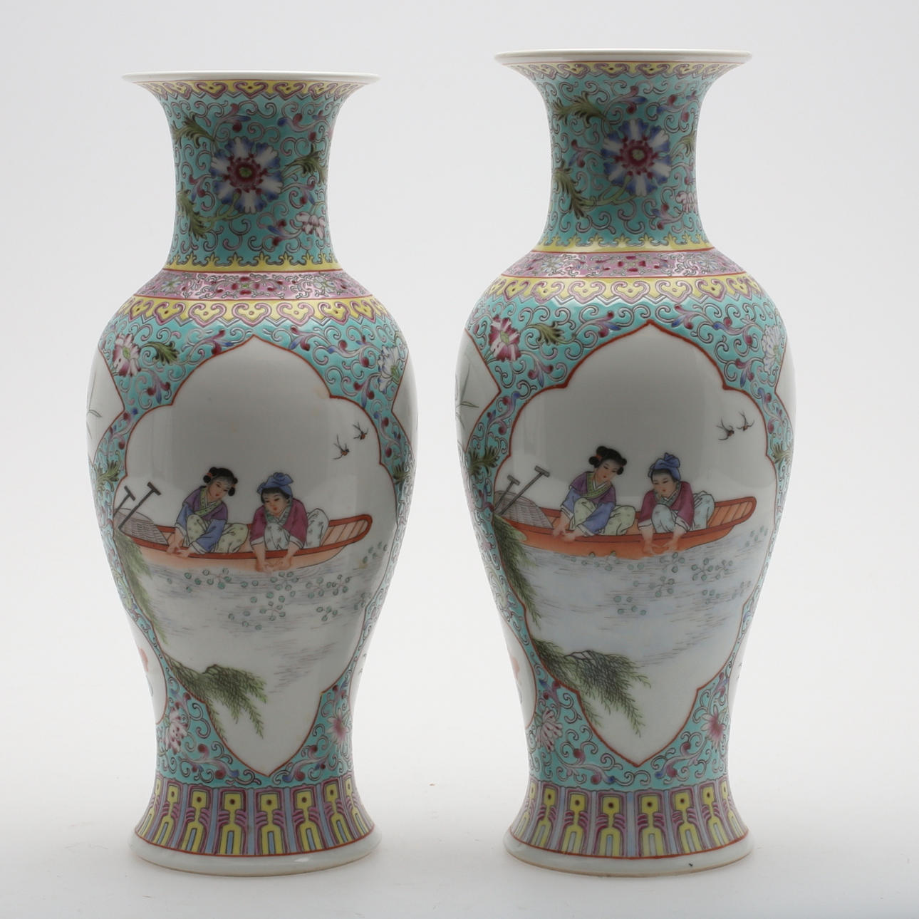 VASER, ett par, porslin, Kina, 1900-tal.