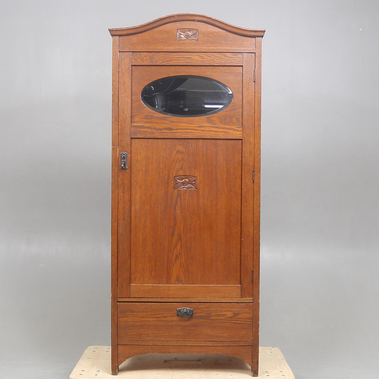 KLÄDSKÅP, jugend, tidigt 1900-tal.