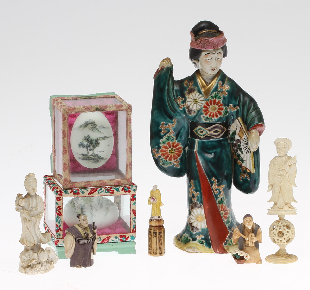 PARTI DIVERSE, 8 delar, Kina, oientaliskt, keramikfigurer, benarbeten mm.