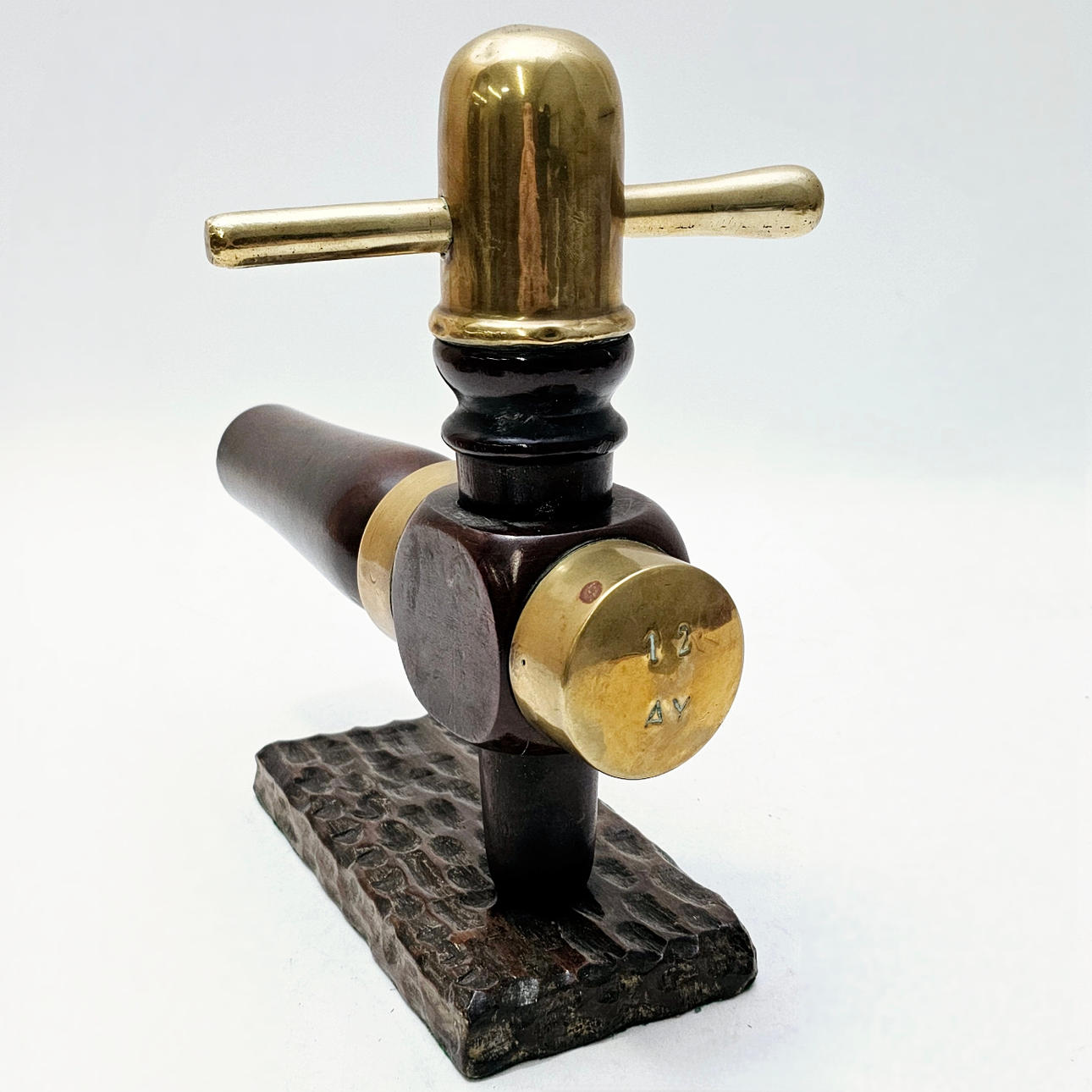 FASSHAHN AUS HOLZ UND GOLDMESSING.