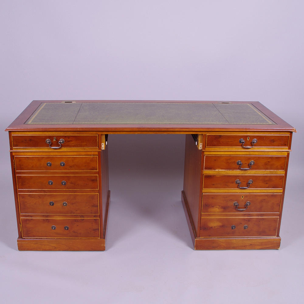 SKRIVBORD, mahogny med grön skinnskiva, engelsk stil.