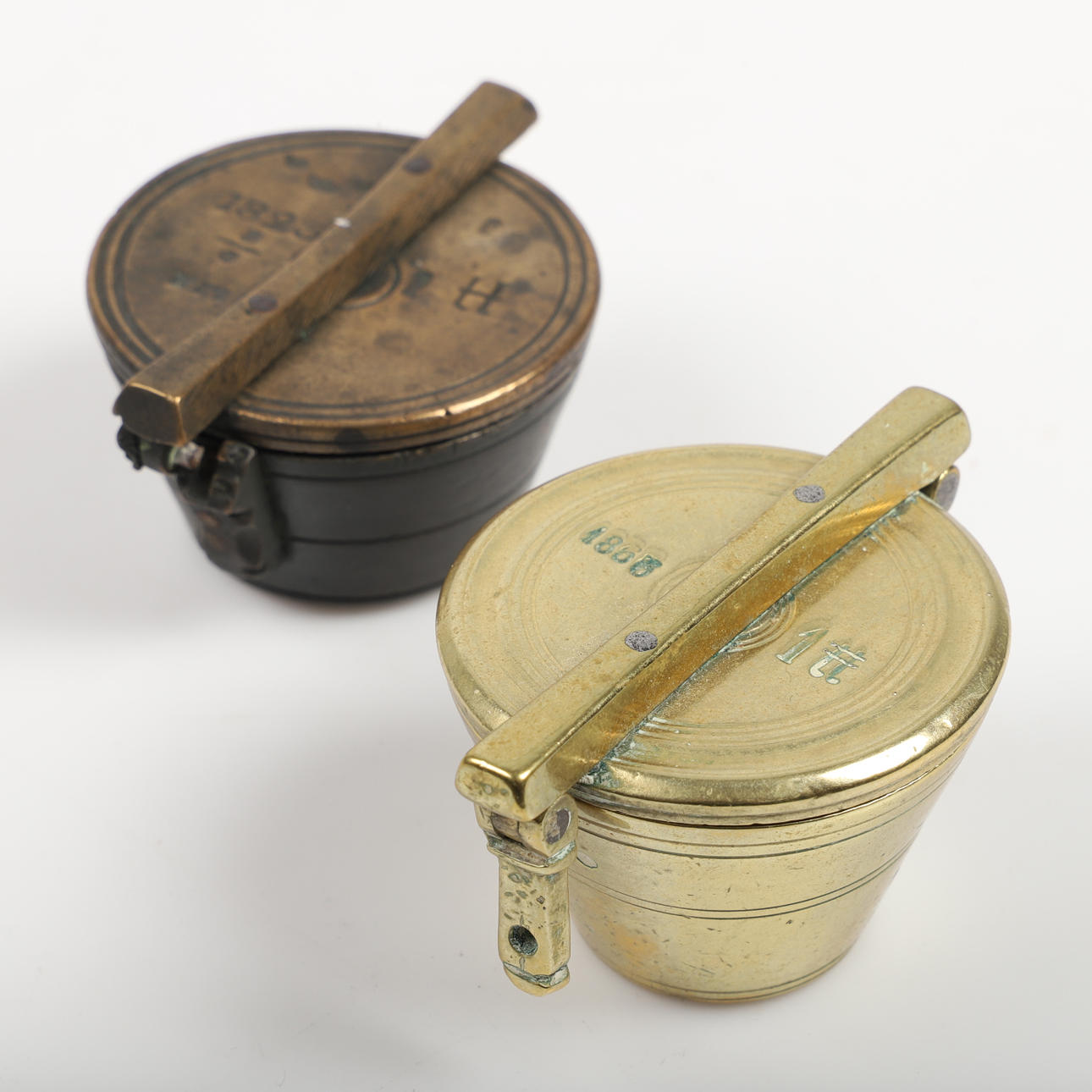 MÅTTSATSER, 2 stycken, mässing, 1825-1866.