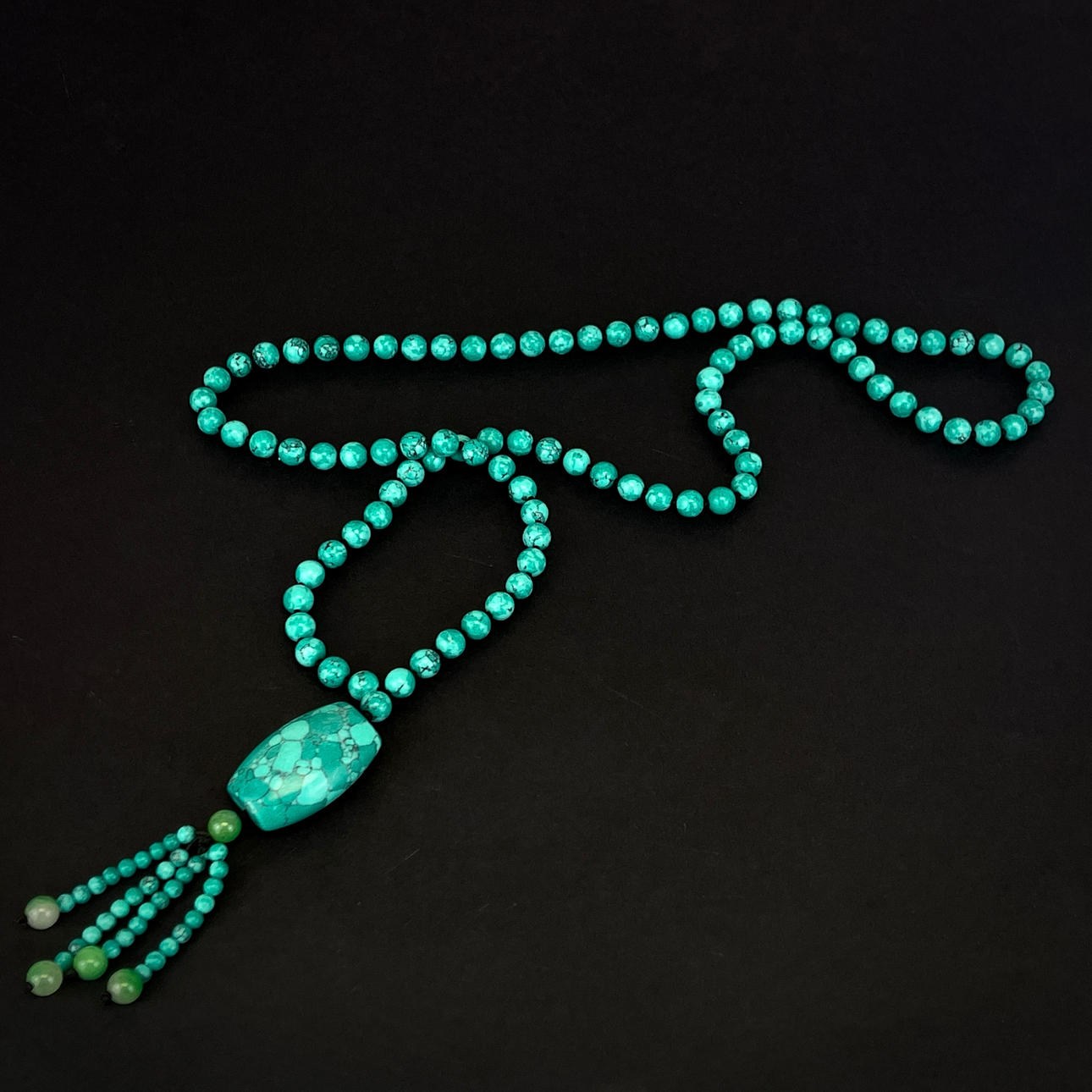 COLLAR DE CUENTAS DE TURQUESA RECONSTITUIDA.
