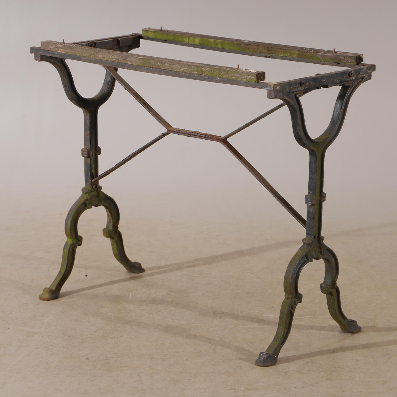 GARTENTISCH, Gusseisen.