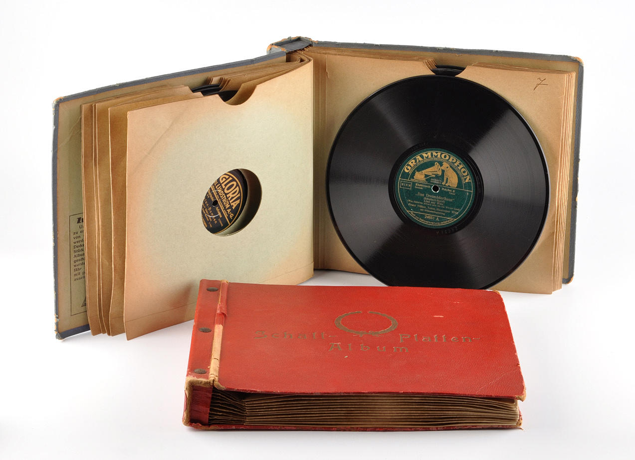 22 SCHELLACKPLATTEN. Grammofon, Vox, Gloria, hans mästare röst. Tyska titlar runt 1910.