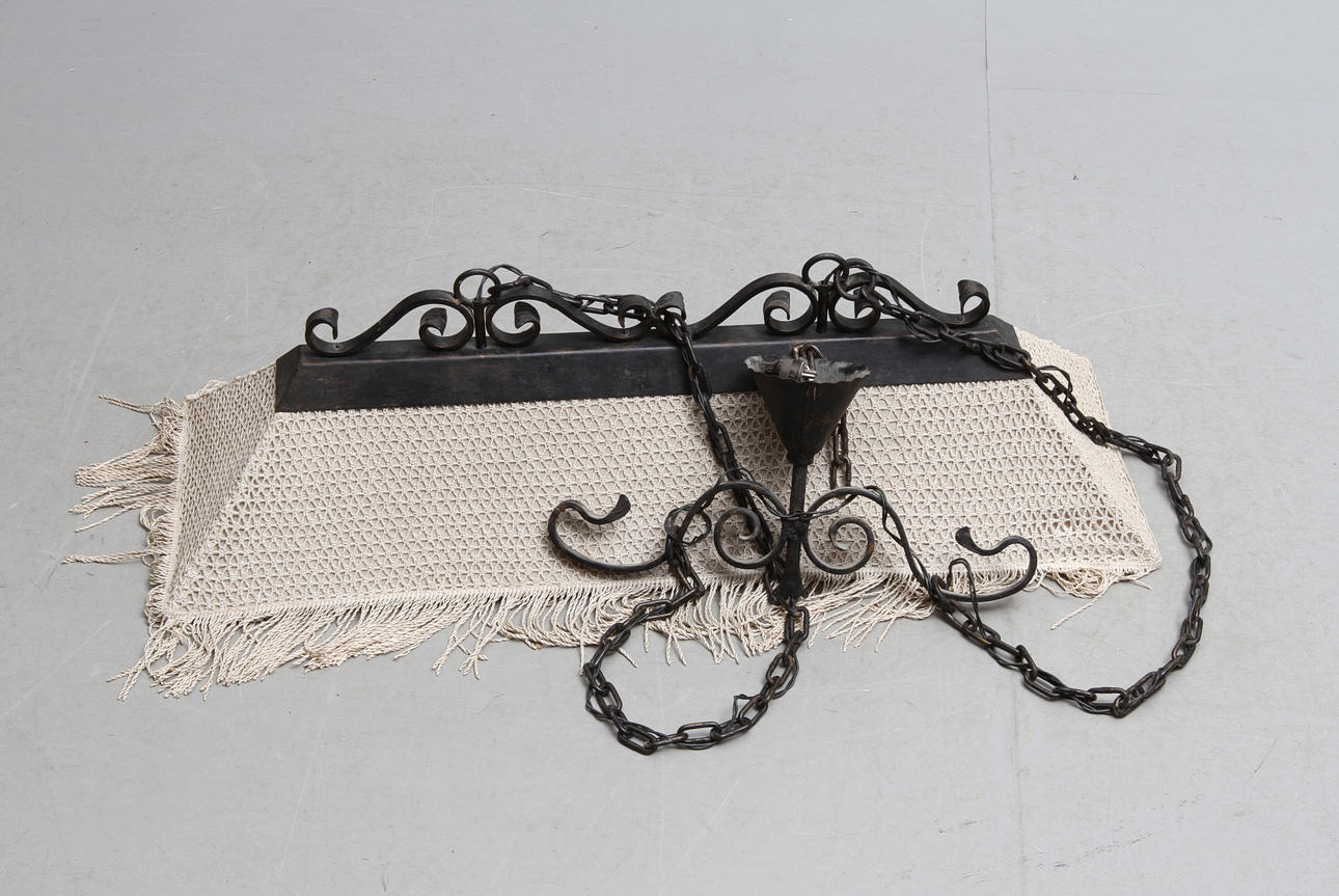 TAKLAMPA, smide, 1900-talets första hälft.