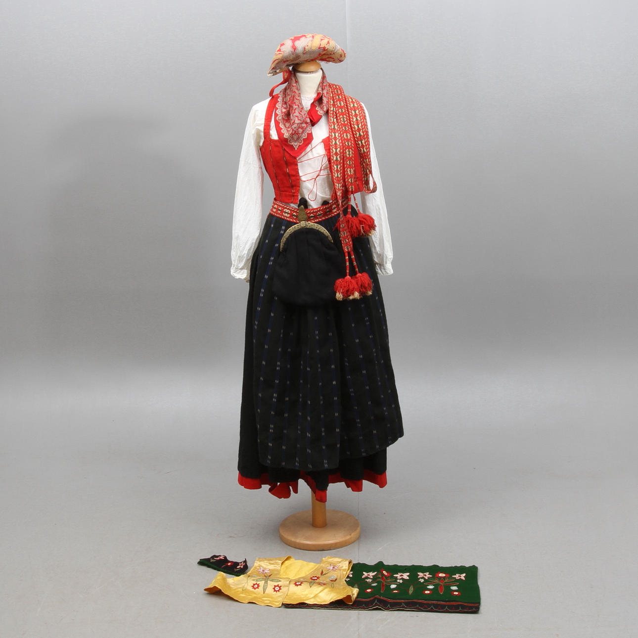 FOLKDRÄKT, Delsbodräkt, Kvinnomodell, 1900-tal.