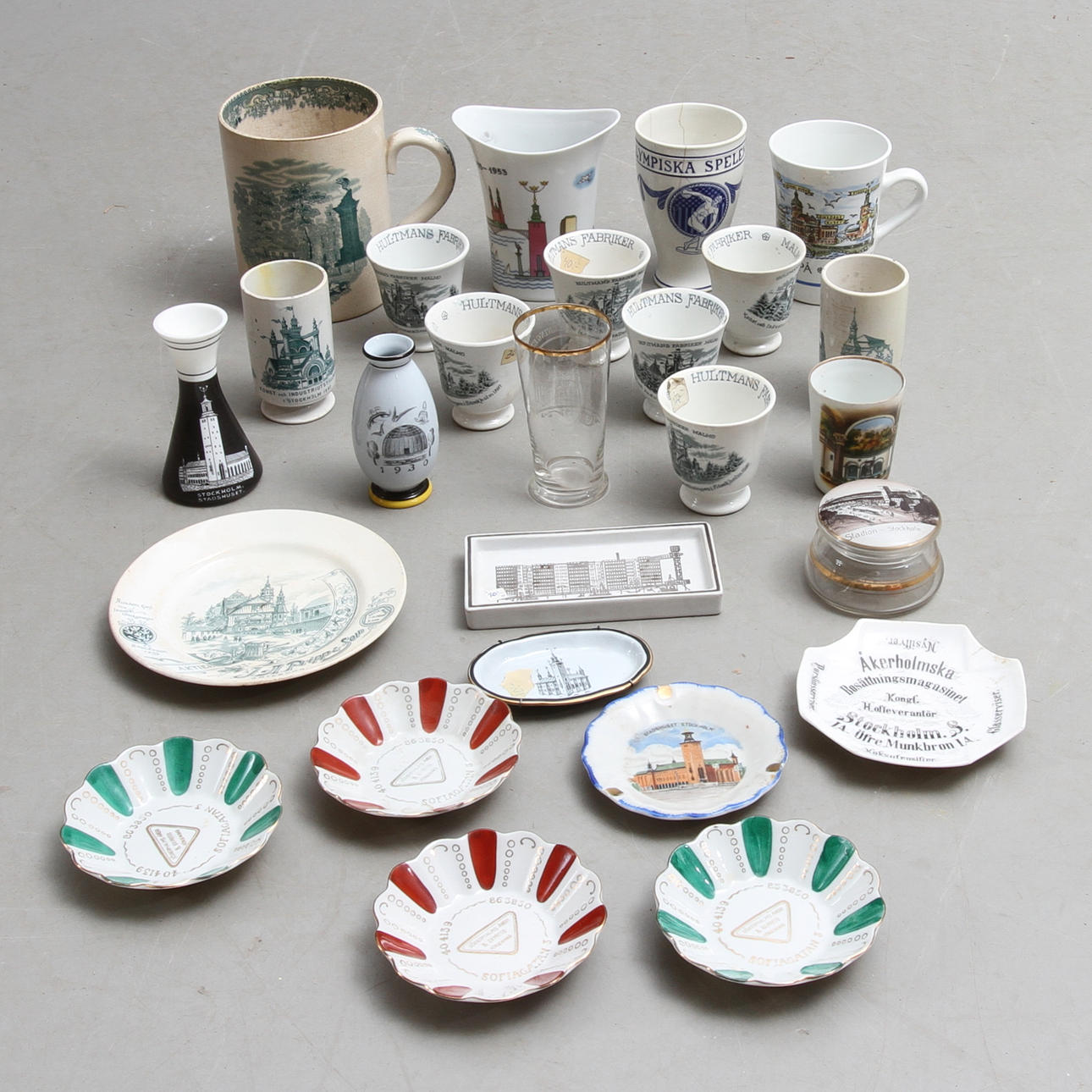 KERAMIK OCH GLAS, 26 delar, Stockholmiana, bland annat från Stockholmsutställningen 1897.