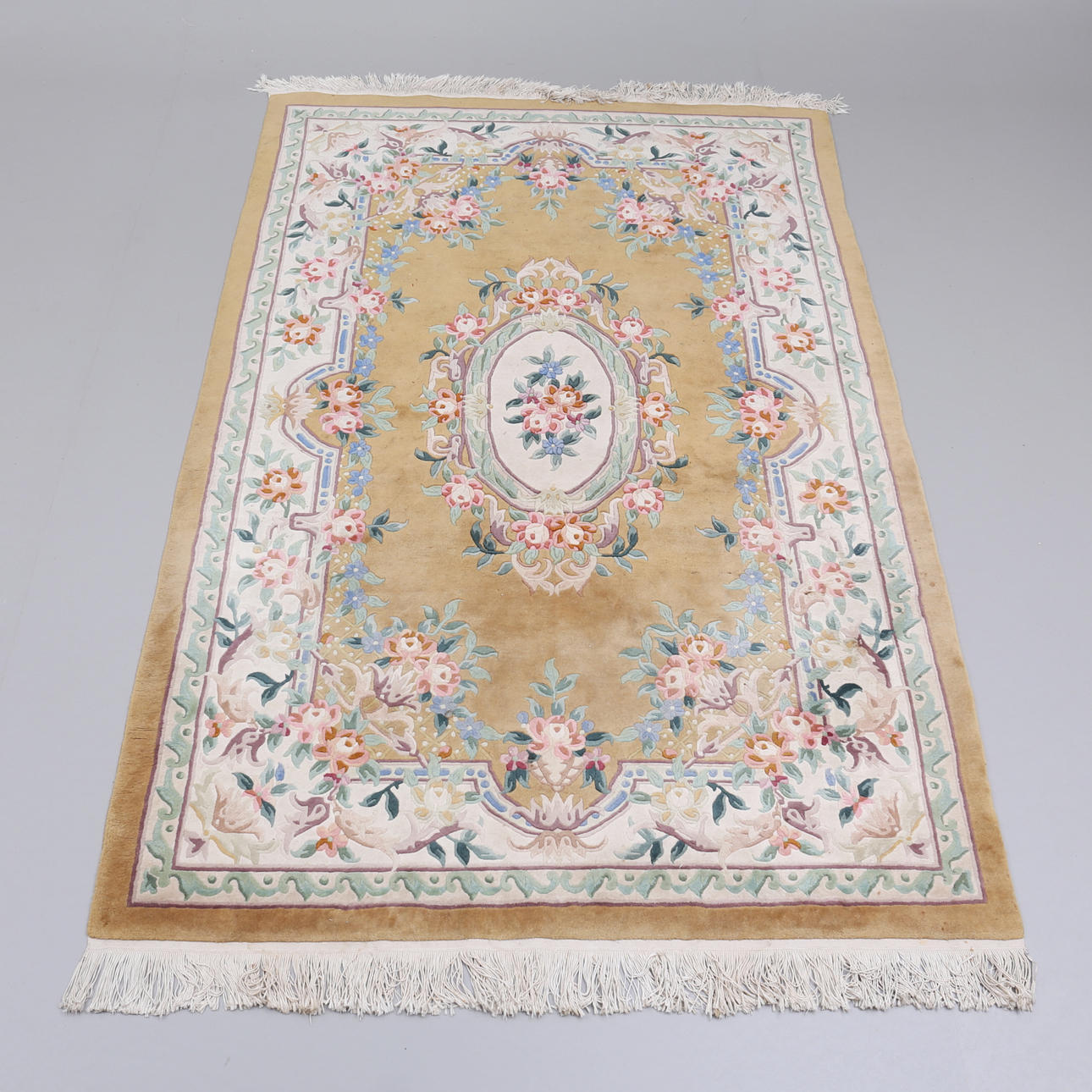 CHINA-TEPPICH, 281 x 185 cm.