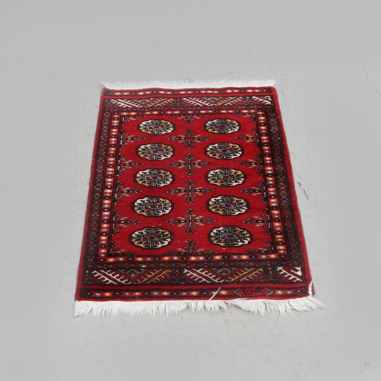 MATTA, röd, mindre, 1900-tal 60x95. Mattor & Textil - Mattor - Auctionet