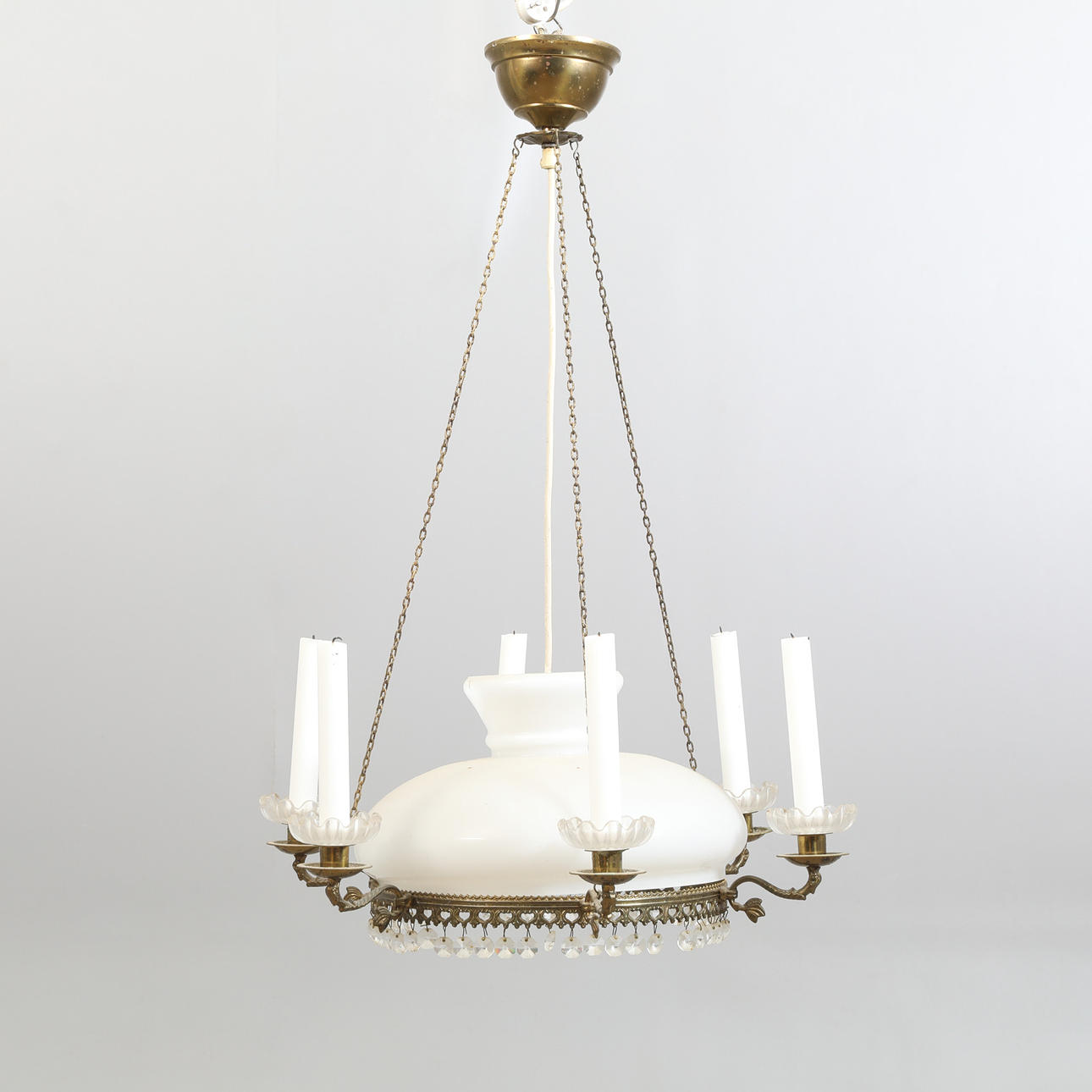 Kronleuchter aus Messing und Glas mit Kerzen.