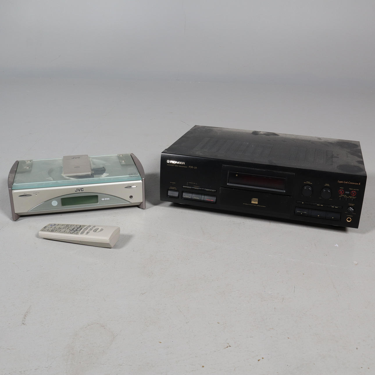 CD-BRENNER, Pioneer, und CD-SPIELER, JVC.