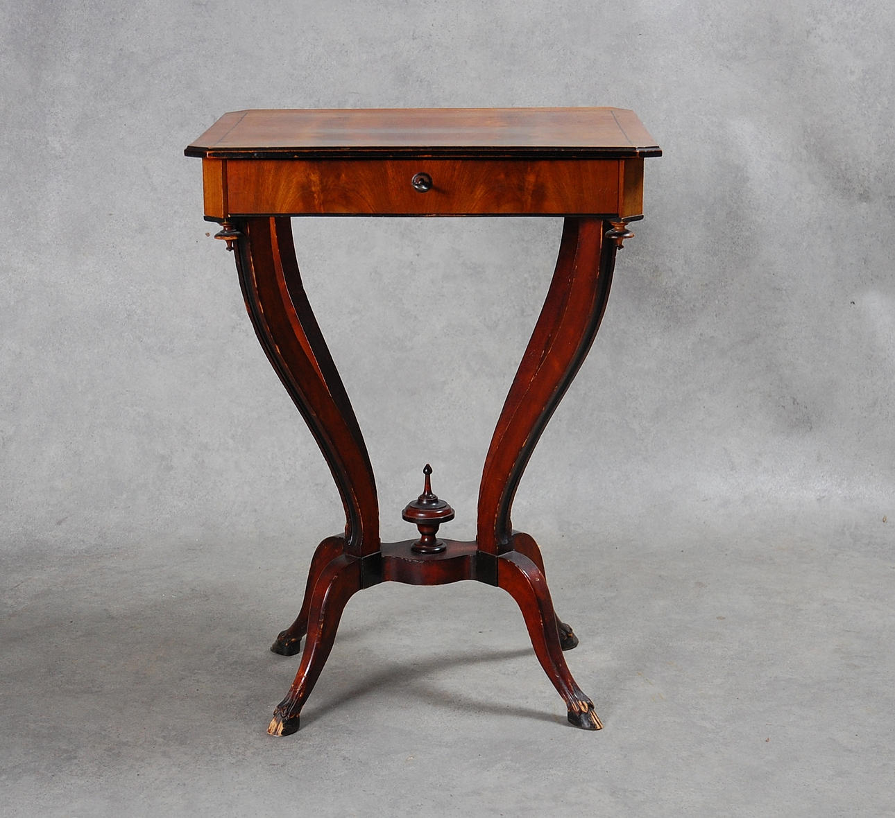 SYBORD, med bockfötter, 1800-talets senare del.