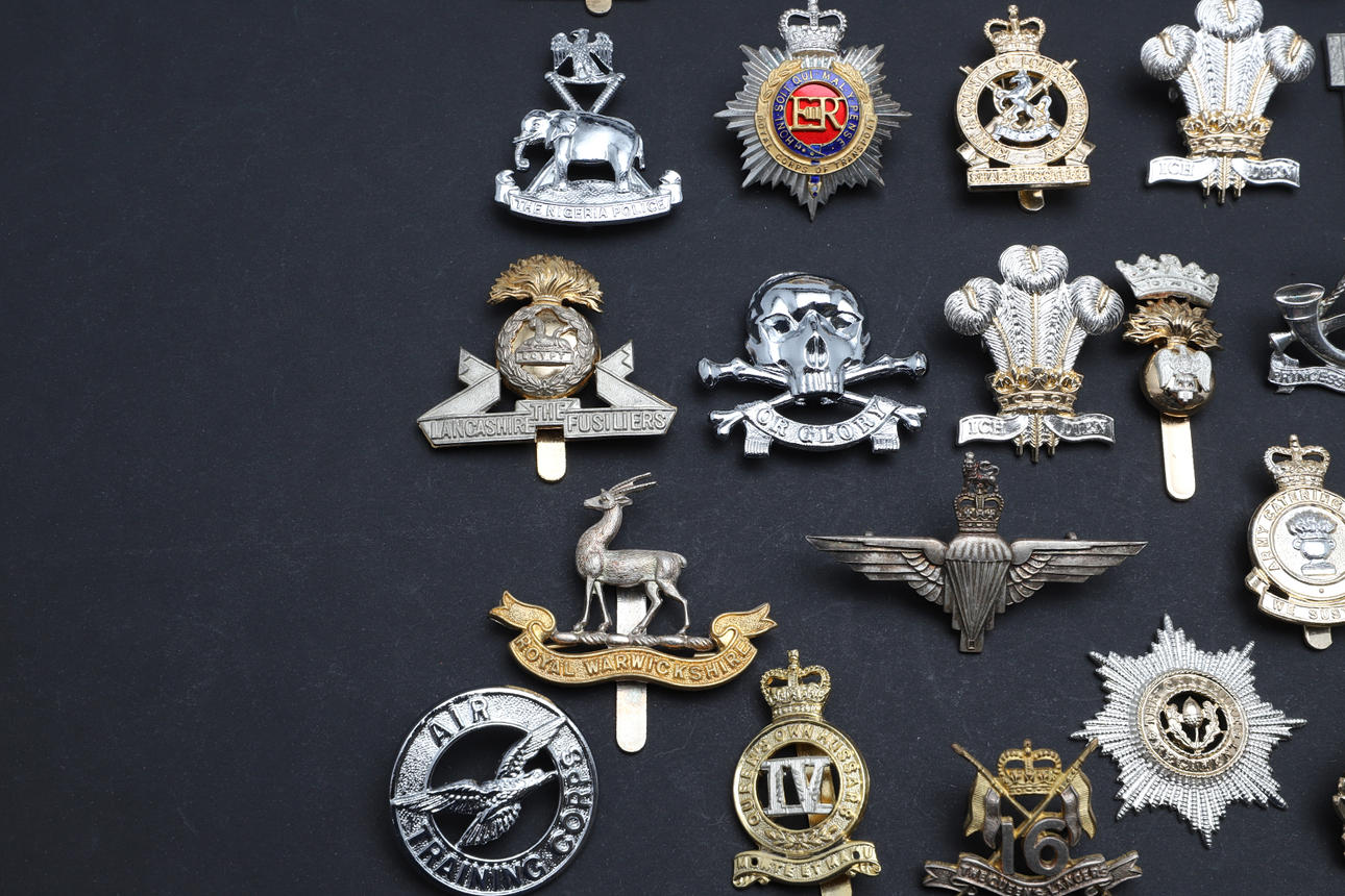 A LARGE COLLECTION OF MILITARY CAP BADGES AND BUTTONS. Weapons ...