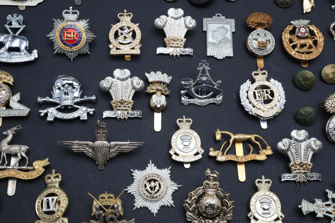A LARGE COLLECTION OF MILITARY CAP BADGES AND BUTTONS. Weapons ...