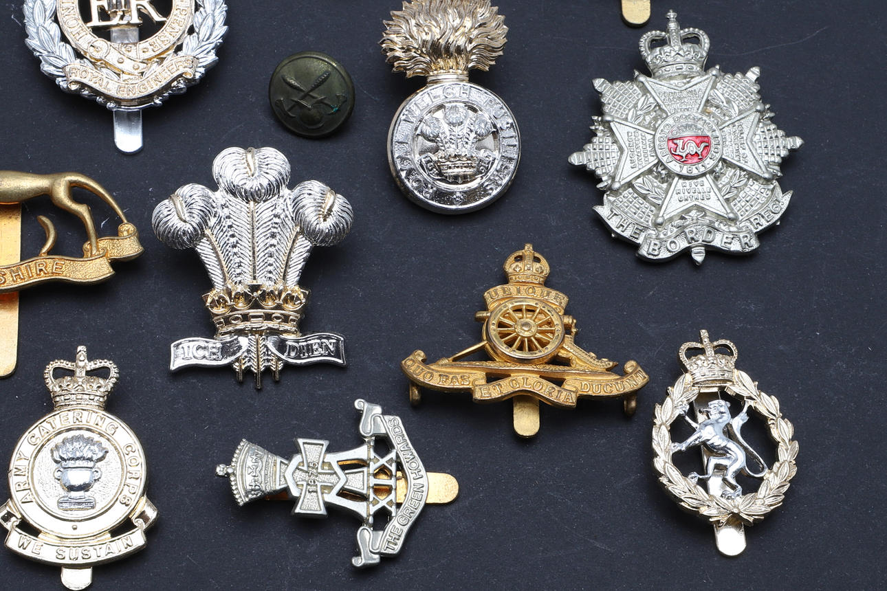 A LARGE COLLECTION OF MILITARY CAP BADGES AND BUTTONS. Weapons ...