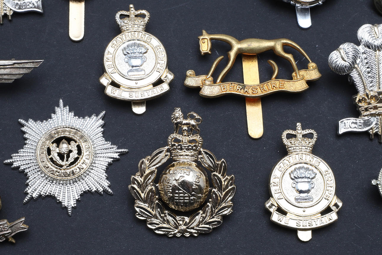 A LARGE COLLECTION OF MILITARY CAP BADGES AND BUTTONS. Weapons ...