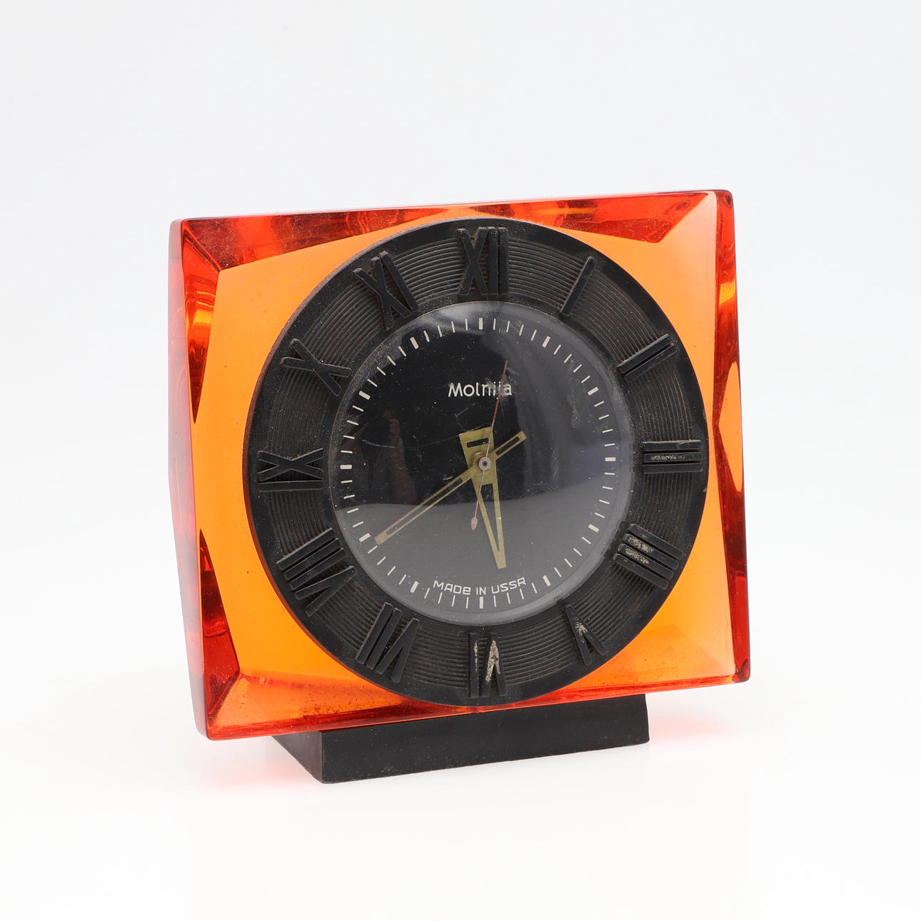 A 1970s RUSSIAN MOLNIJA DESK CLOCK.