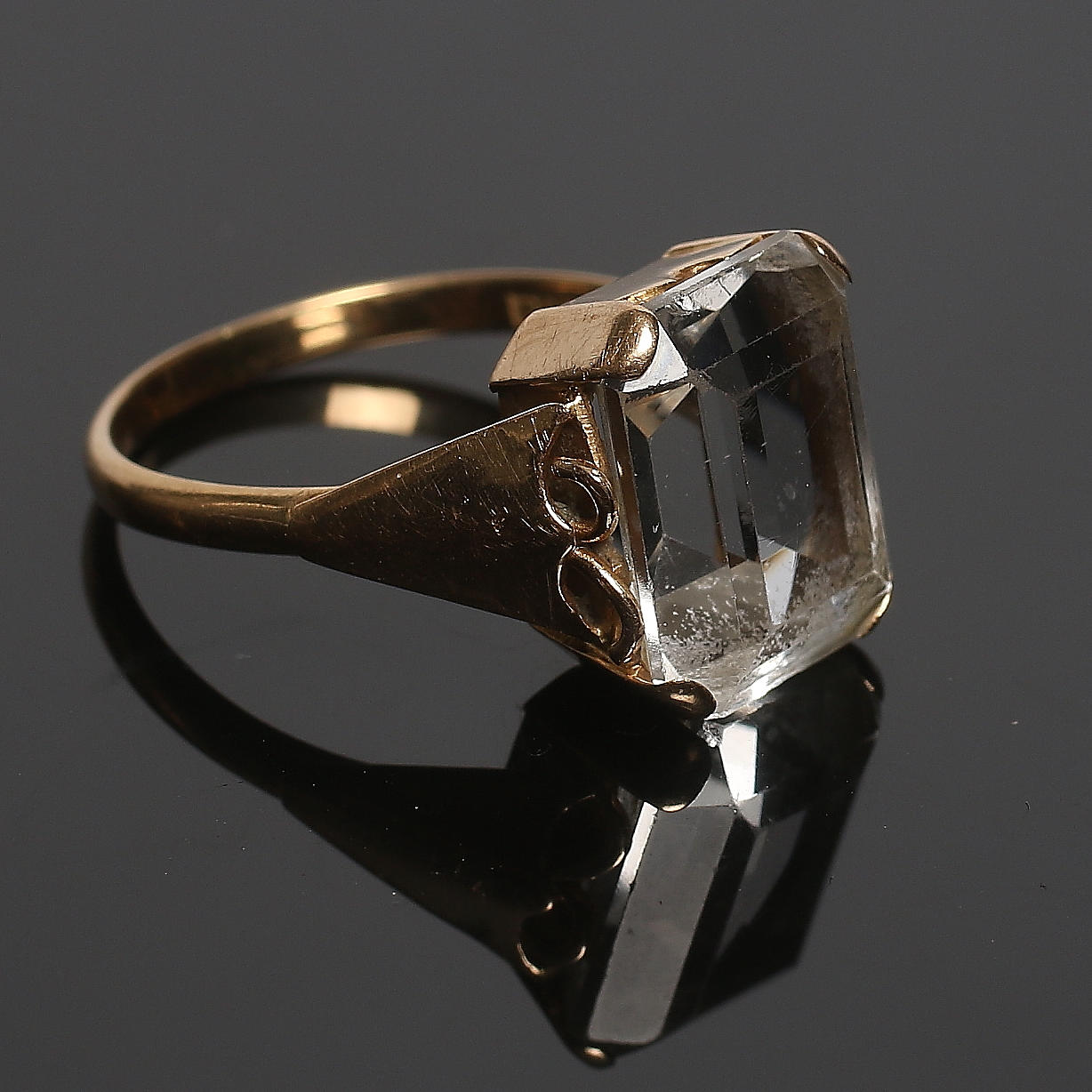 RING, 18k guld samt smaragdslipad bergkristall, Wahlbergs guldsmedsaffär, Sundsvall. 1952. Totalvikt 5 gram.