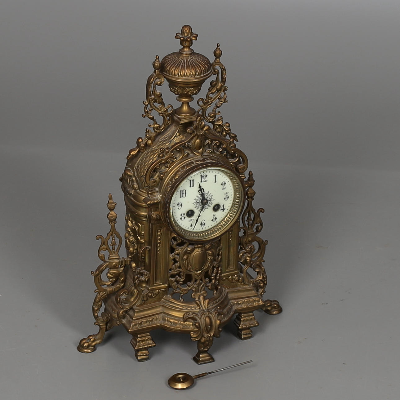 BORDSPENDYL, i bronserad metall, nyrokoko, 1800/1900-tal.