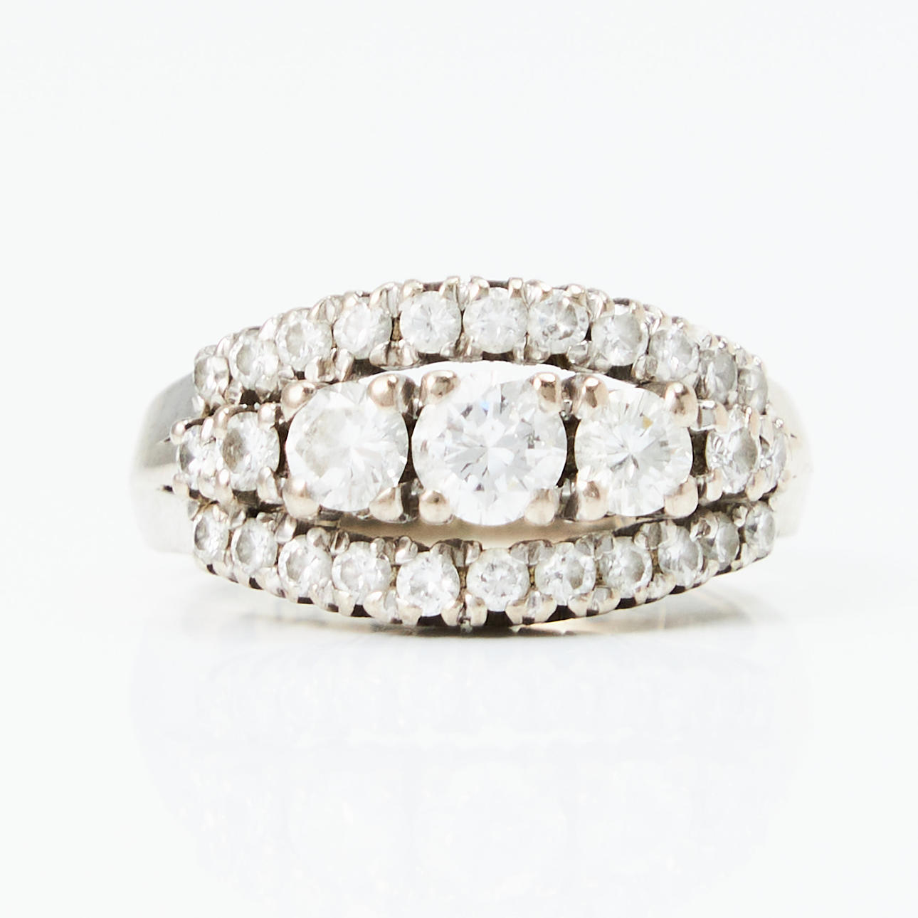 RING, 18 k rodierat vitguld, 29 briljanter i 3 rader, totalt ca 1,30 ct ...