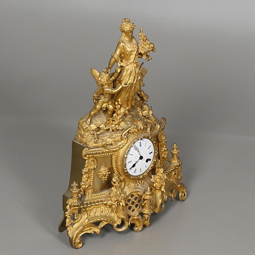 BORDSPENDYL i förgylld metall, nyrokoko-stil, 1900-talets början.