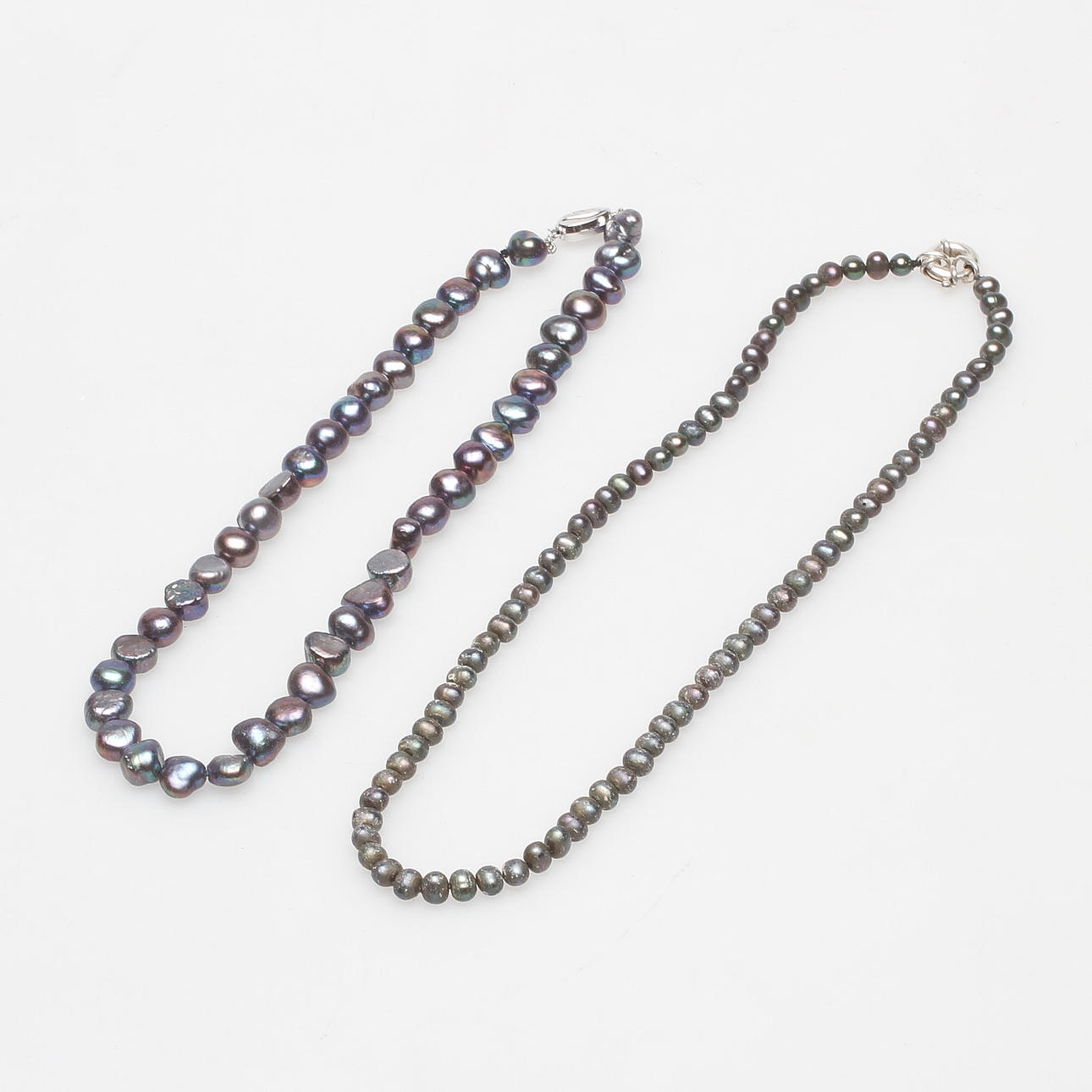 COLLIER, 2 st, pärlor med lås i silver, 1900/2000-tal.