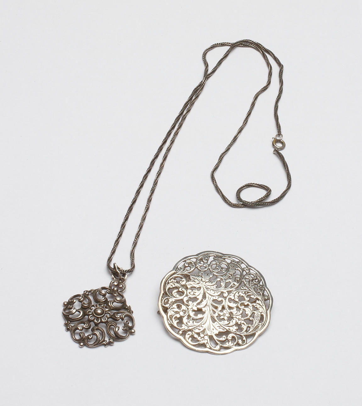 HALSBAND samt BROSCH, silver, 1900-tal.