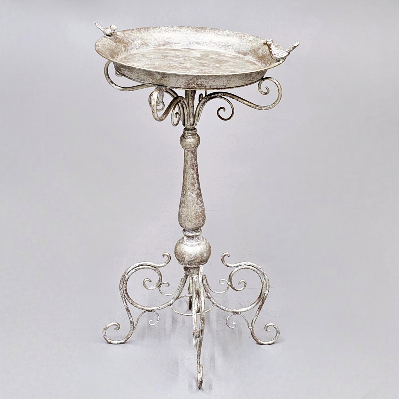 FÅGELBAD I MÅLAD METALL.