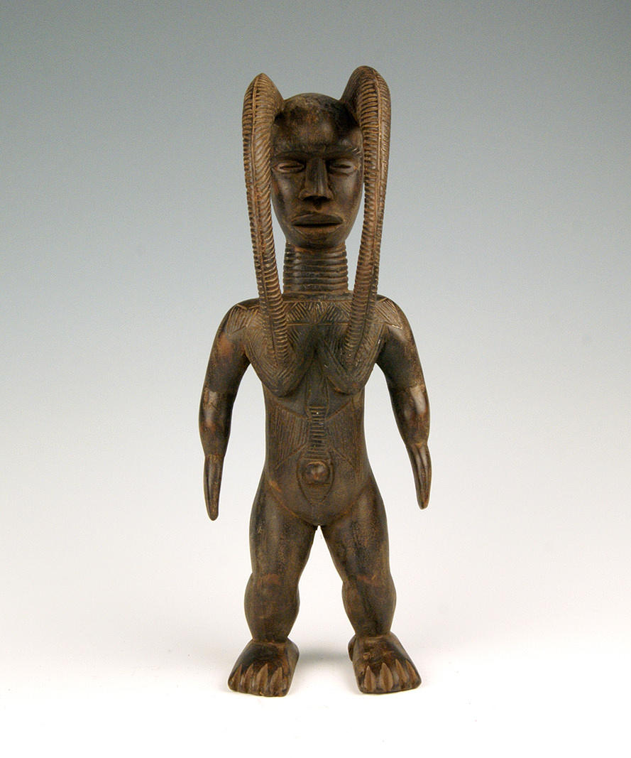 AFRIKANA. Träfigur som visar en kvinna i symbios med antilopen.