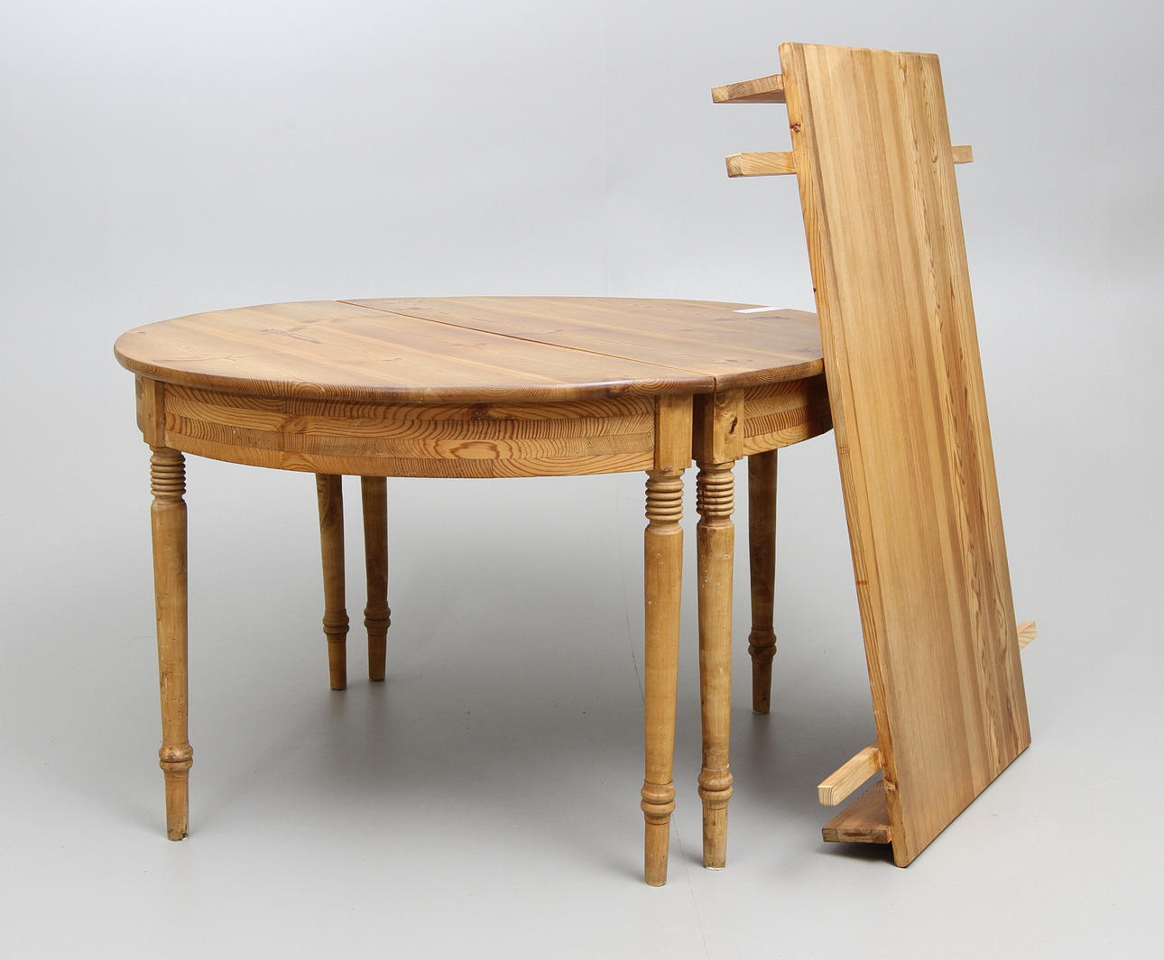 BORD, s.k. månbord 1800-tal furu.