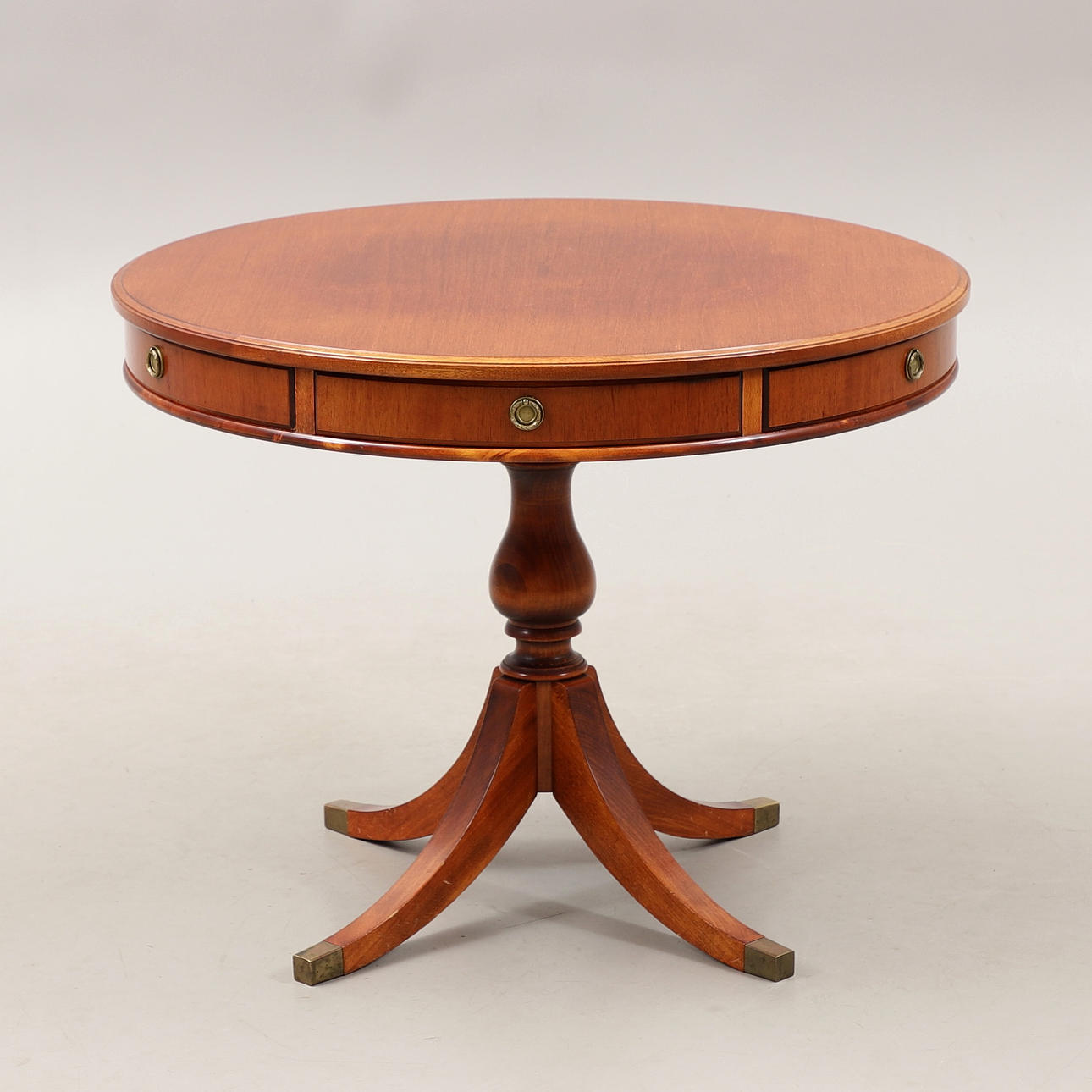 KARUSELLBORD, mahogny, 1900-talets andra hälft.