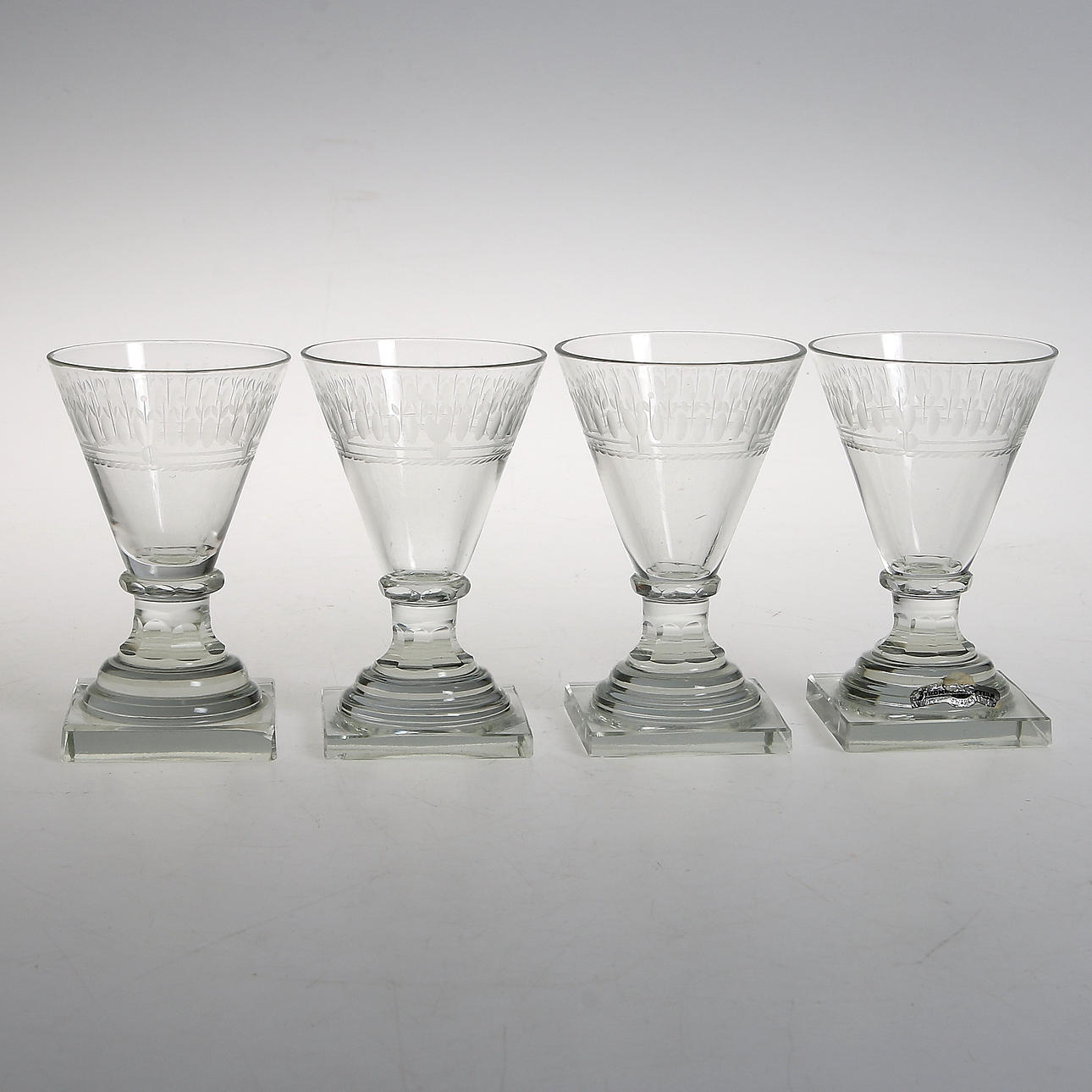 SNAPSGLAS, 4 st, modell "Säby", Strömbergshyttan. 1900-talets första hälft.