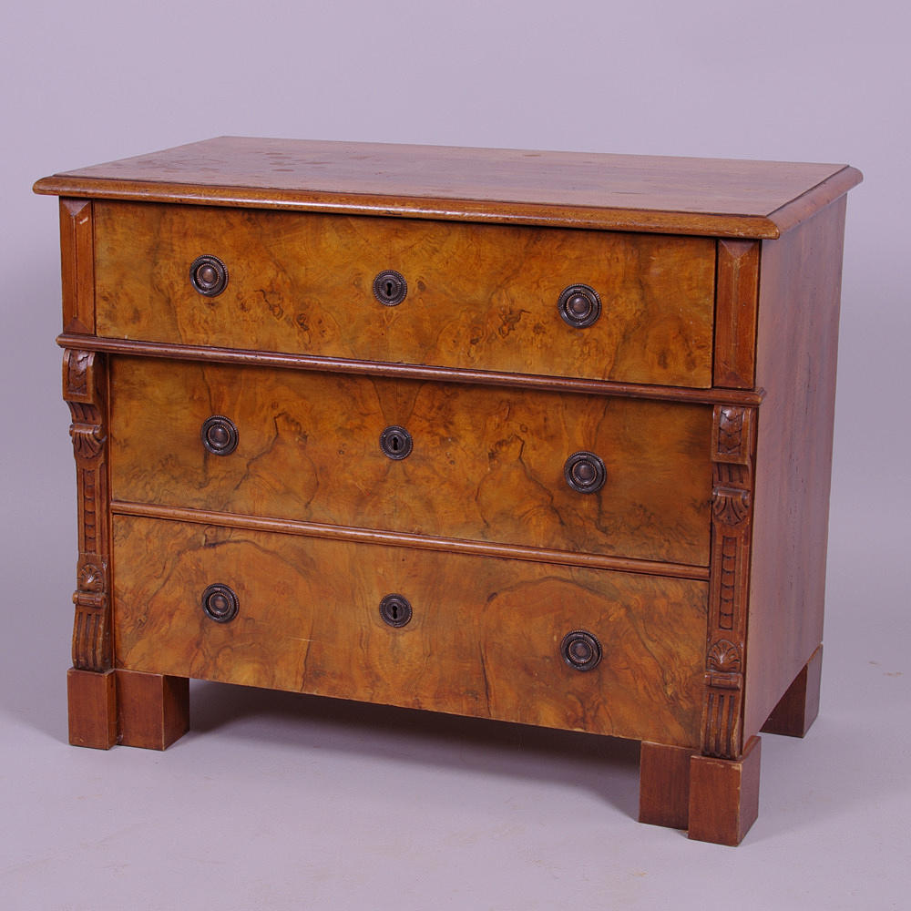 BYRÅ, 3-lådig, valnöt/rotfaner, nyrenässans.