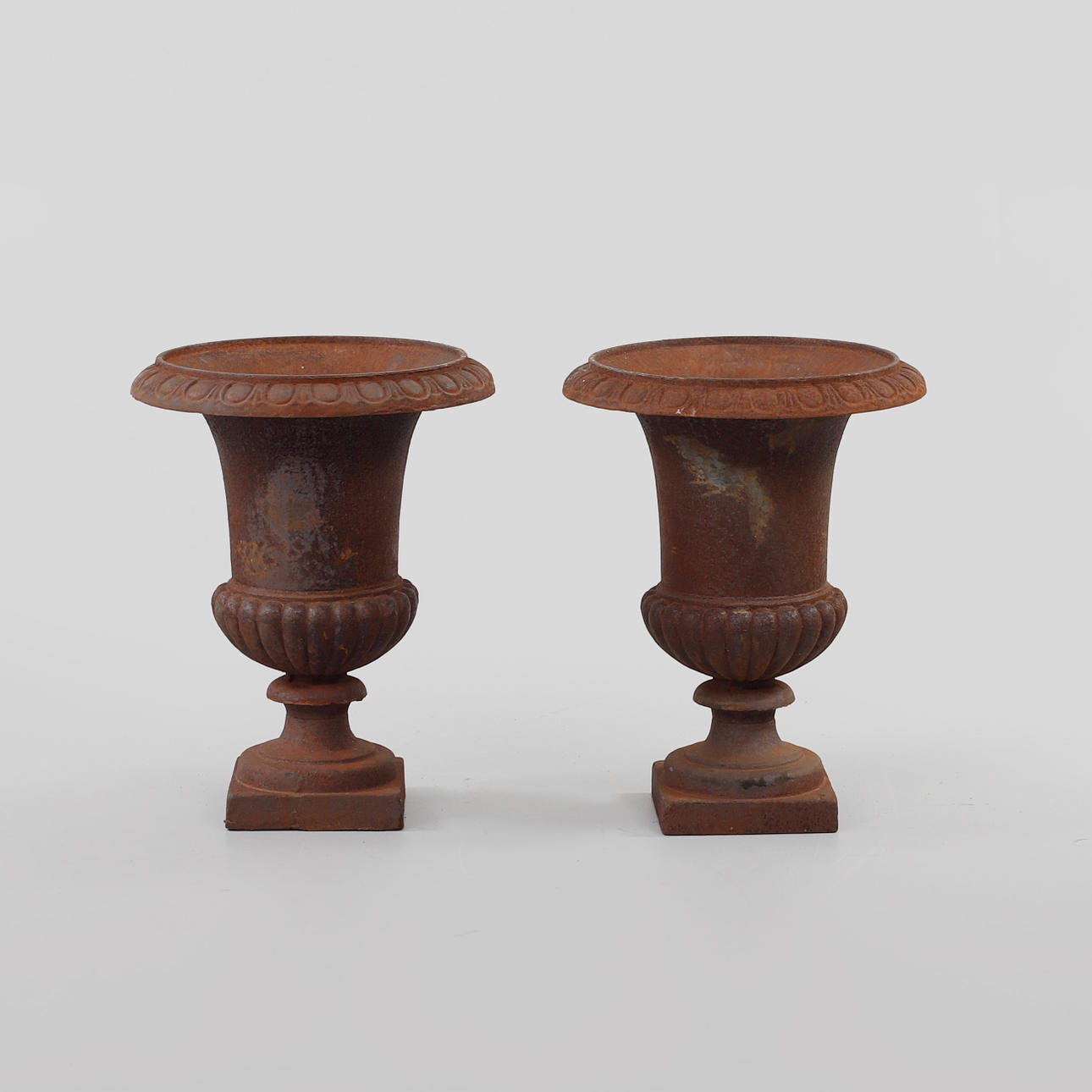 HAVEURNER, et par, støbejern, 1900-tallet.