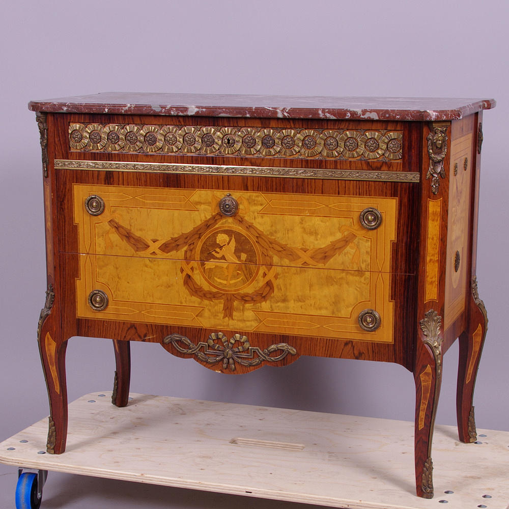 BYRÅ, 3-lådig, mahogny med intarsia/bronser, gustaviansk stil.