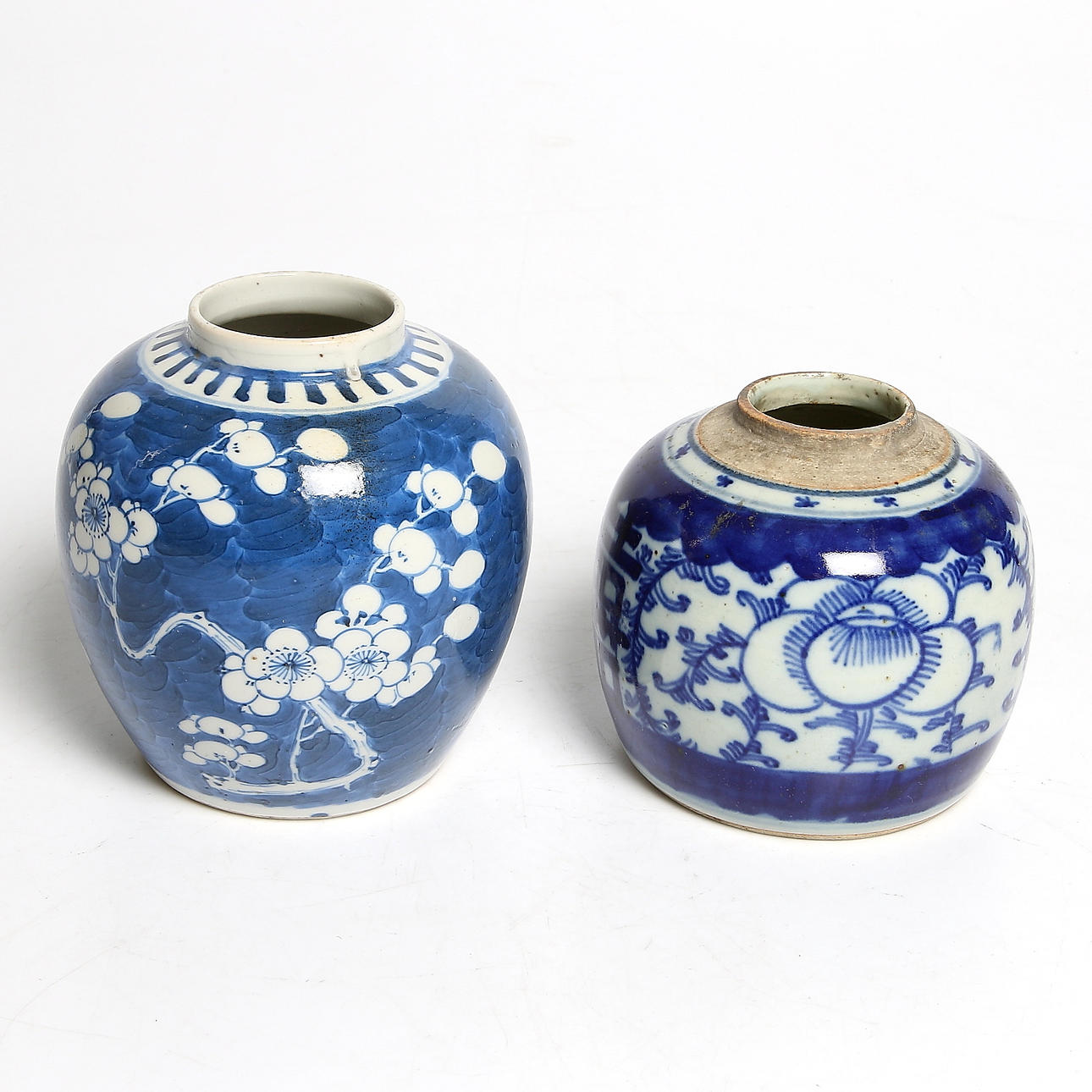 BOJANER, 2 st, porslin, Qing dynastin, märkta "Kangxi nian zhi" samt "Shuangxi", sent 1800-tal.