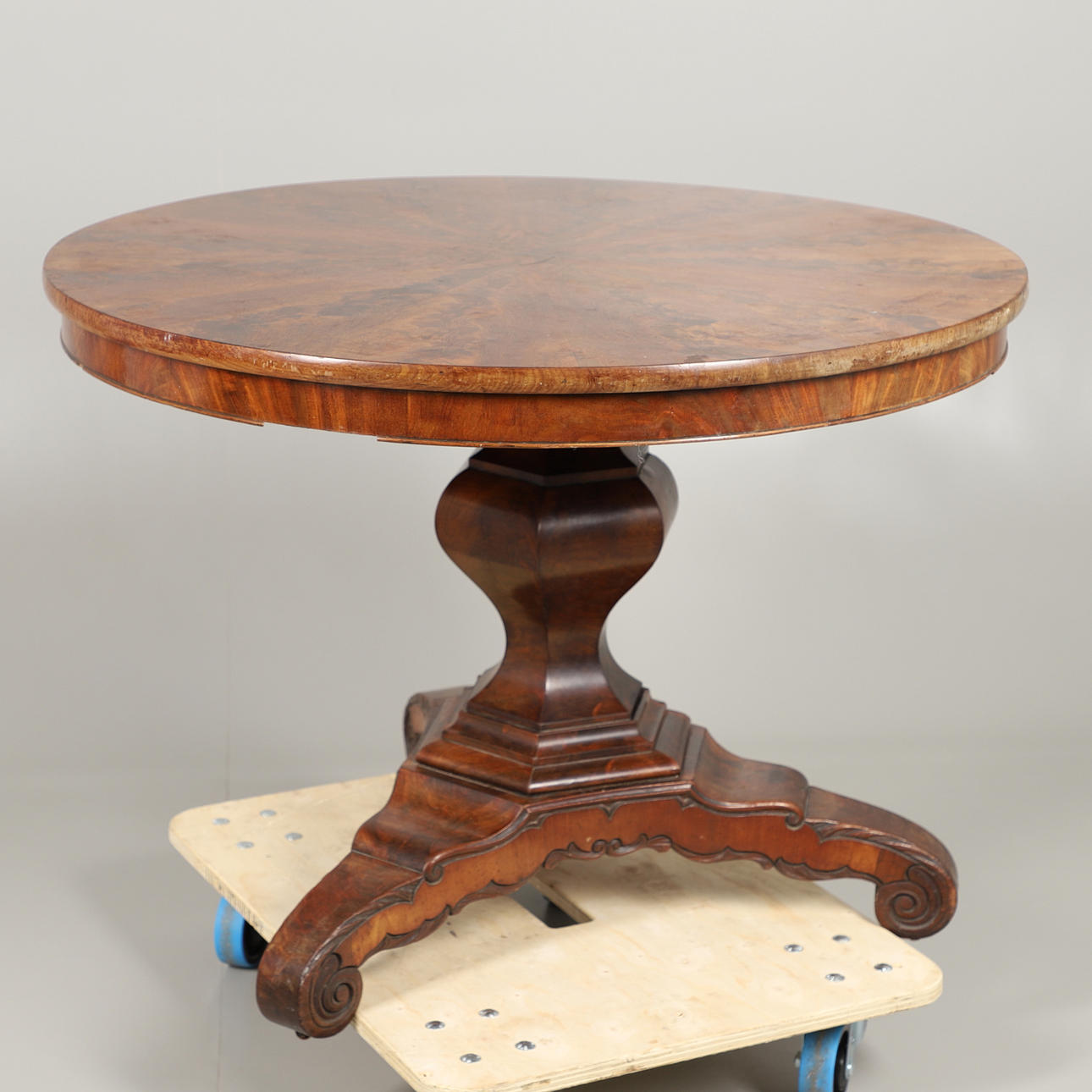 MAHONINEN PYÖRISETTY PÖYTÄ.