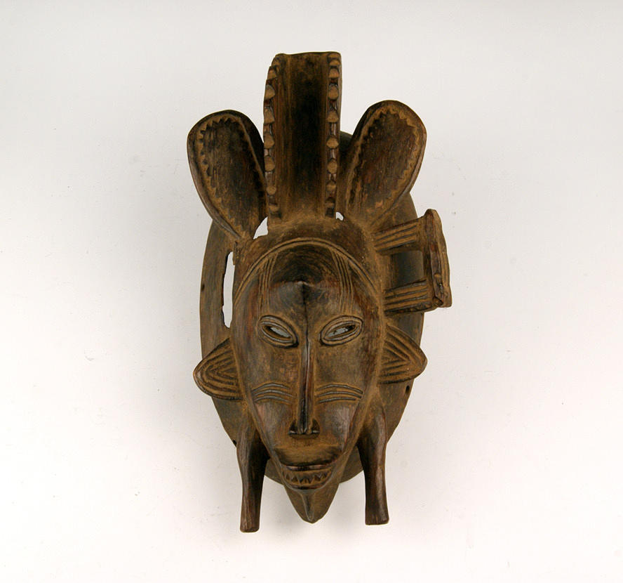 AFRIKANA. Miniatyr av en rituell mask, chef eller medicin man.