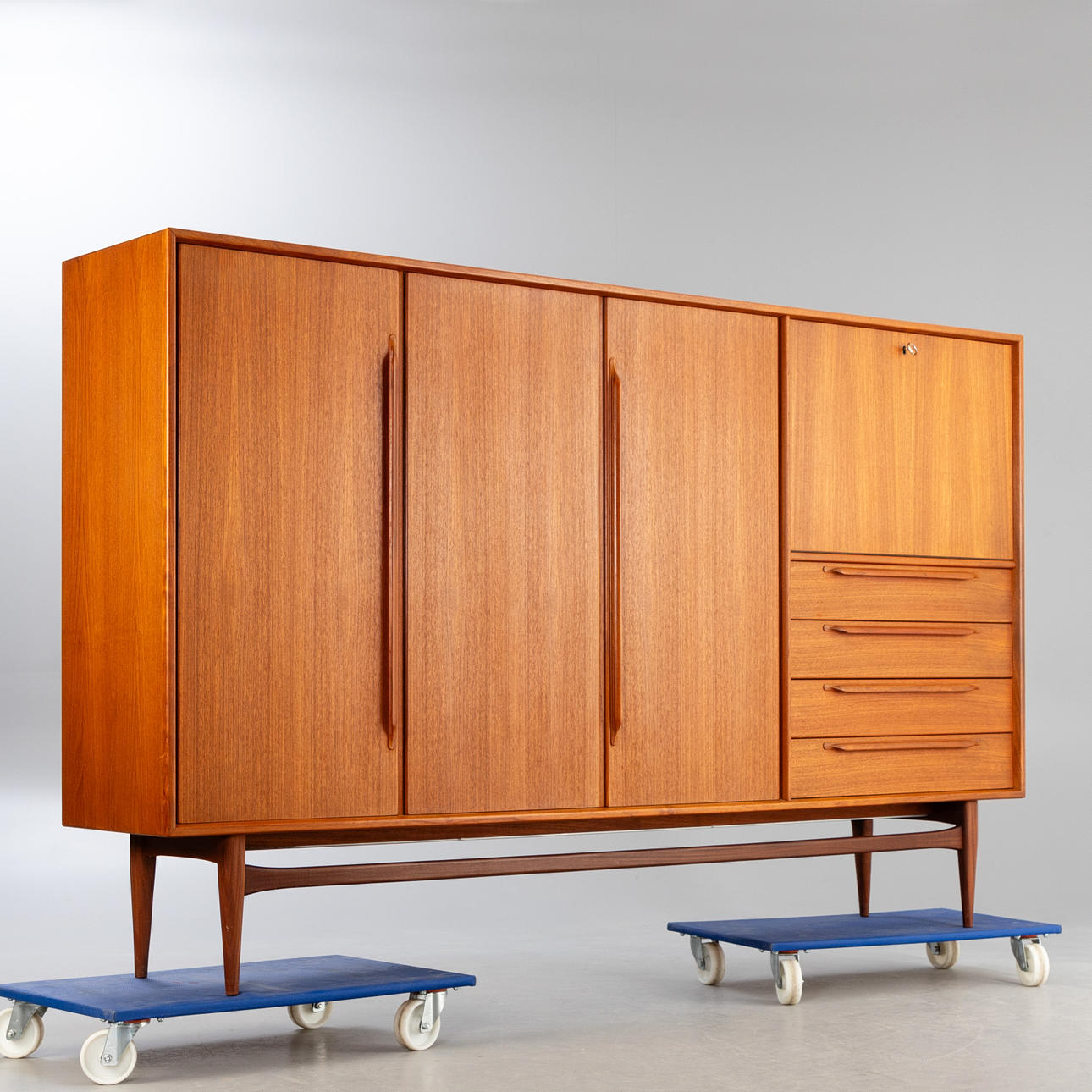 Mobiliario RT. Alacena de teca, años 60.