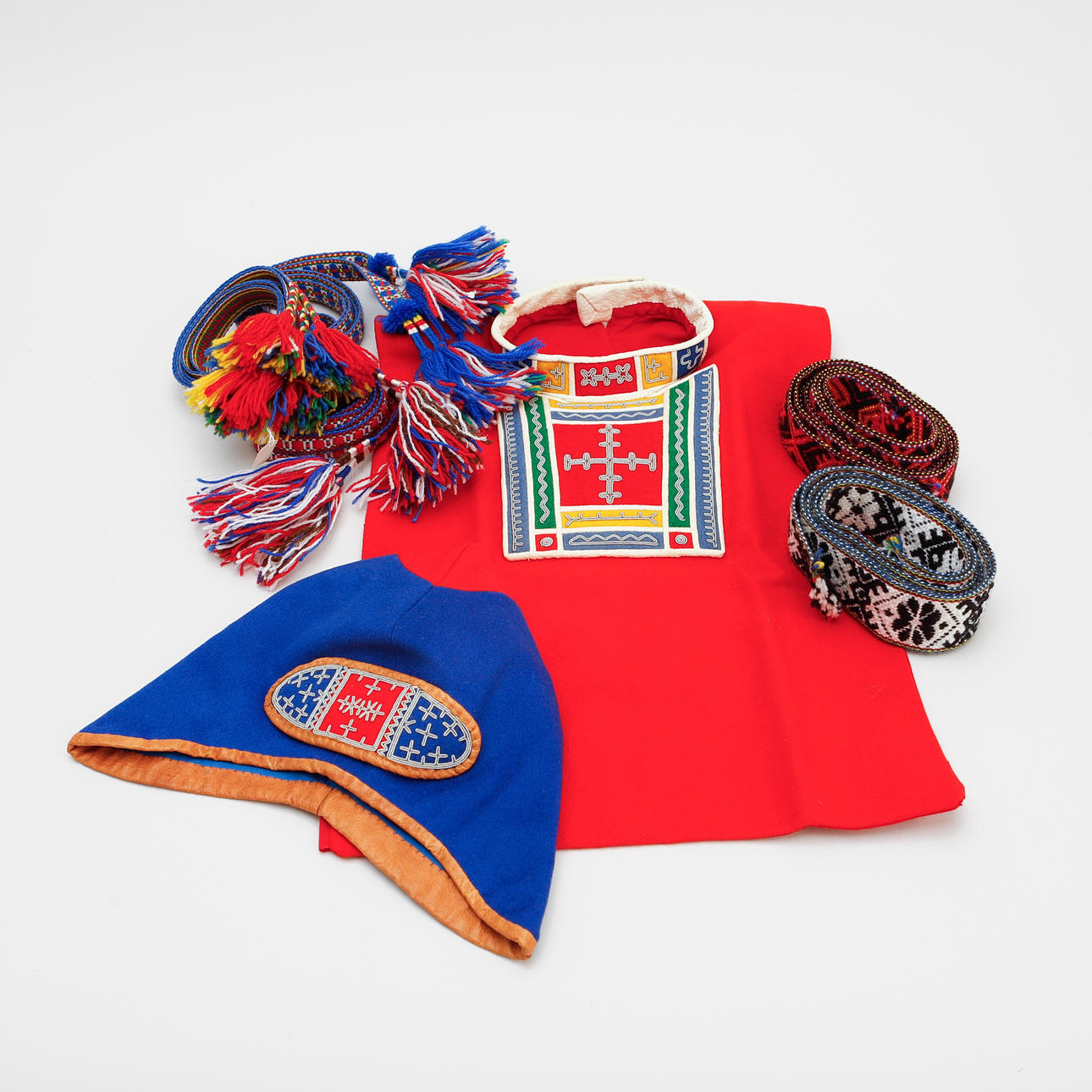 BARMKLÄDE och MÖSSA för barn, BÄLTEN, 5 stycken.