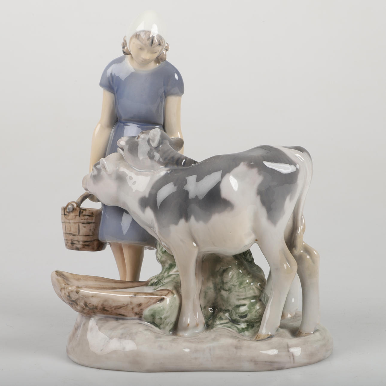AXEL LOCHER. Figurin, flicka med kalvar, porslin, Bing & Gröndahl ...