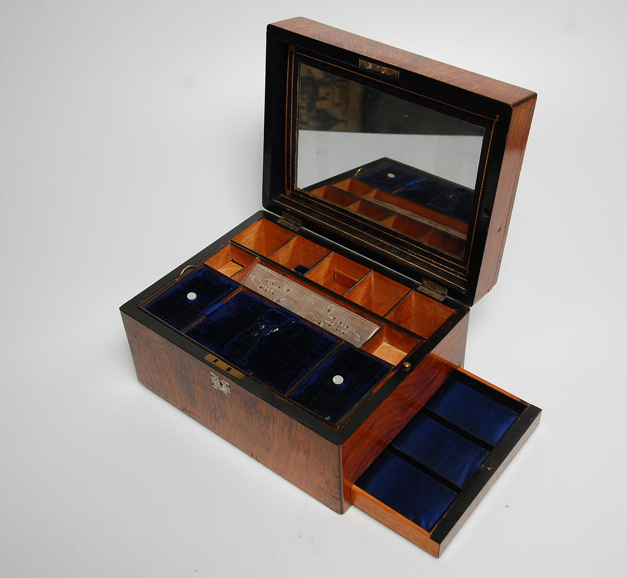 SCHATULL med inredning, 1800-tal.