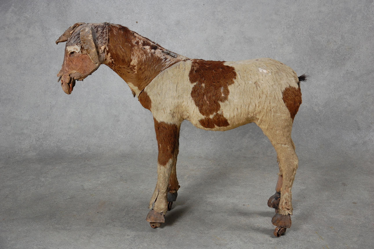 LEKSAKSHÄST, i skinn, 1800-tal.