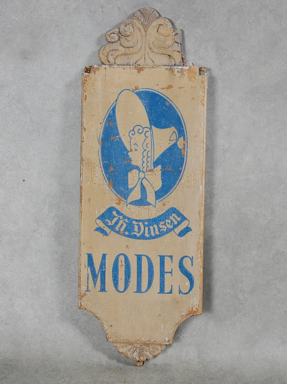 REKLAMSKYLT, trä, " J H Dinsens Modes ".