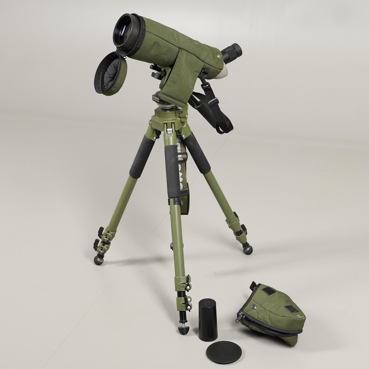 EIN KOWA-TELESKOP AUF EINEM MANFROTTO-STATIV.