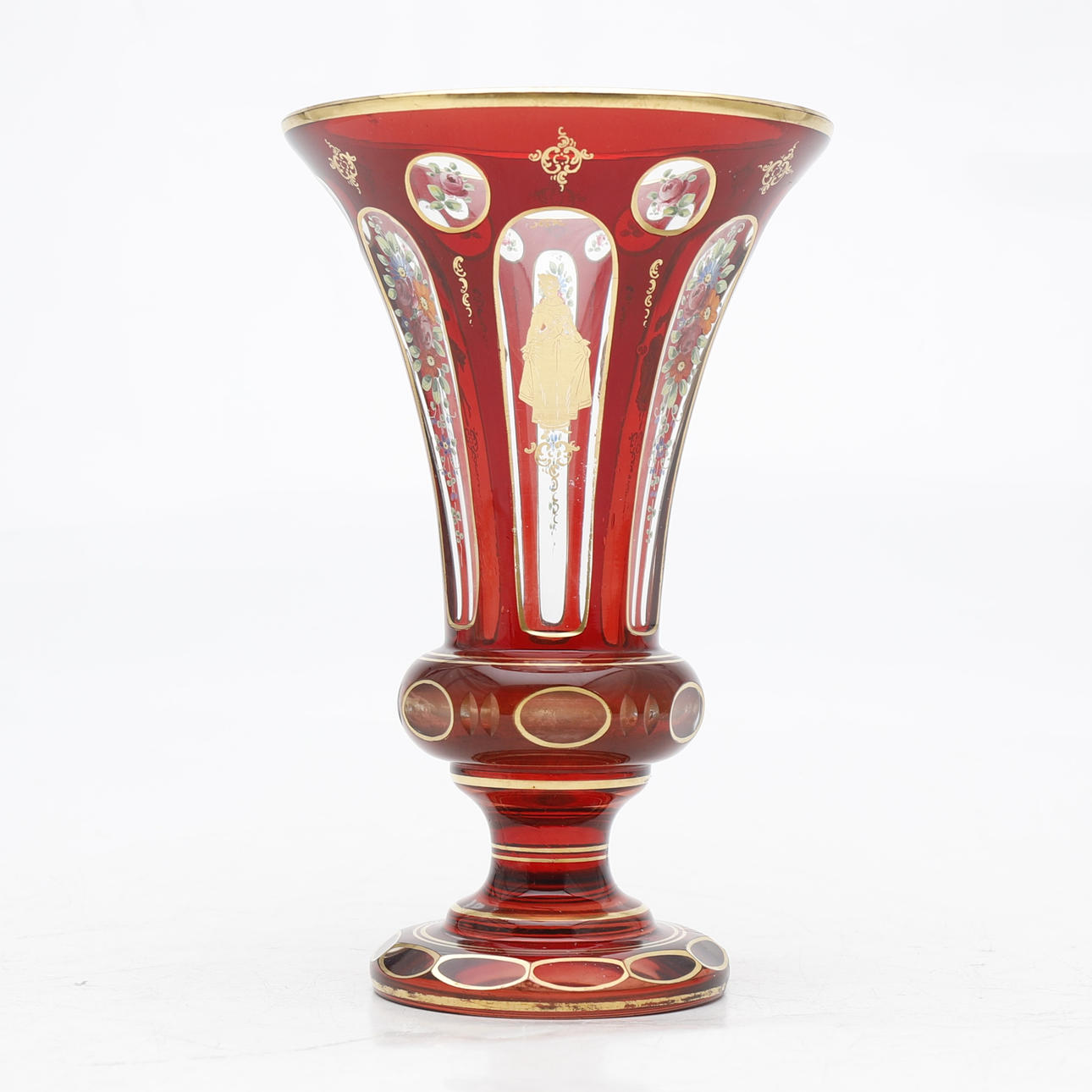 Bohemisk vas i glas vikad i rött, emaljerat och guld, från 1900-talets ...