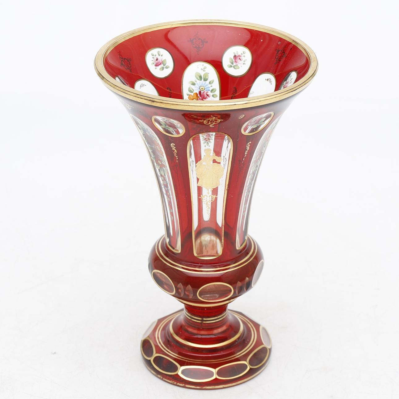 Bohemisk vas i glas vikad i rött, emaljerat och guld, från 1900-talets ...