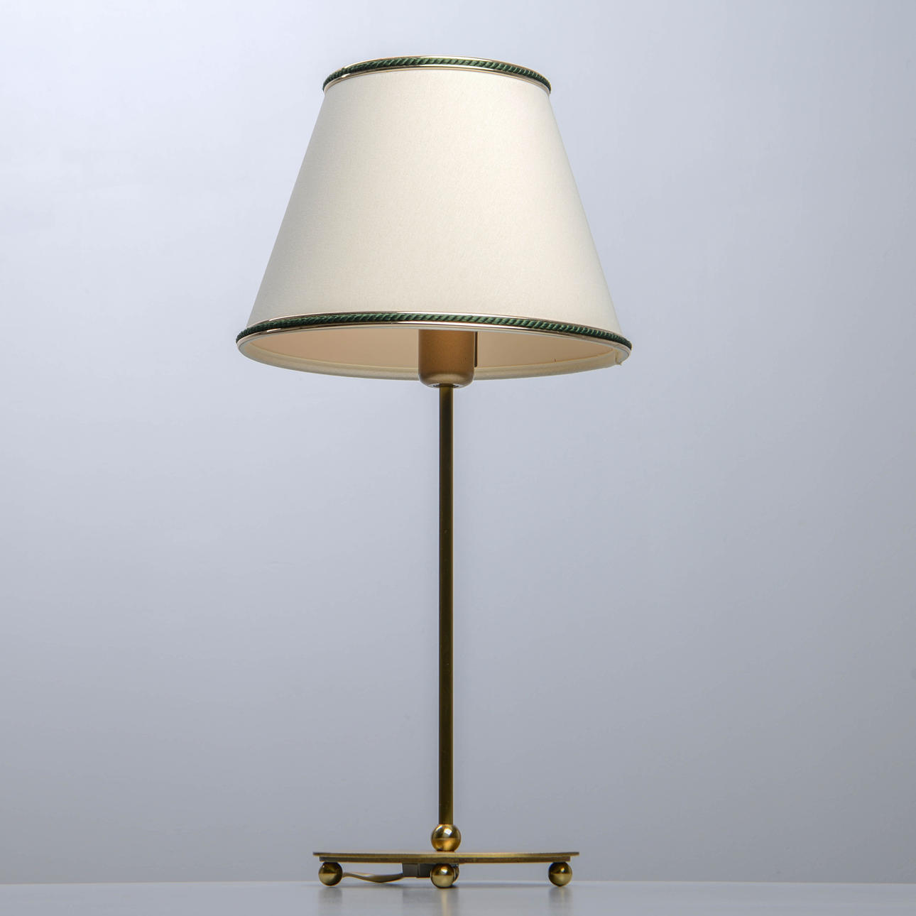 TABLE LAMP, brass with ball feet, 1900/2000s.