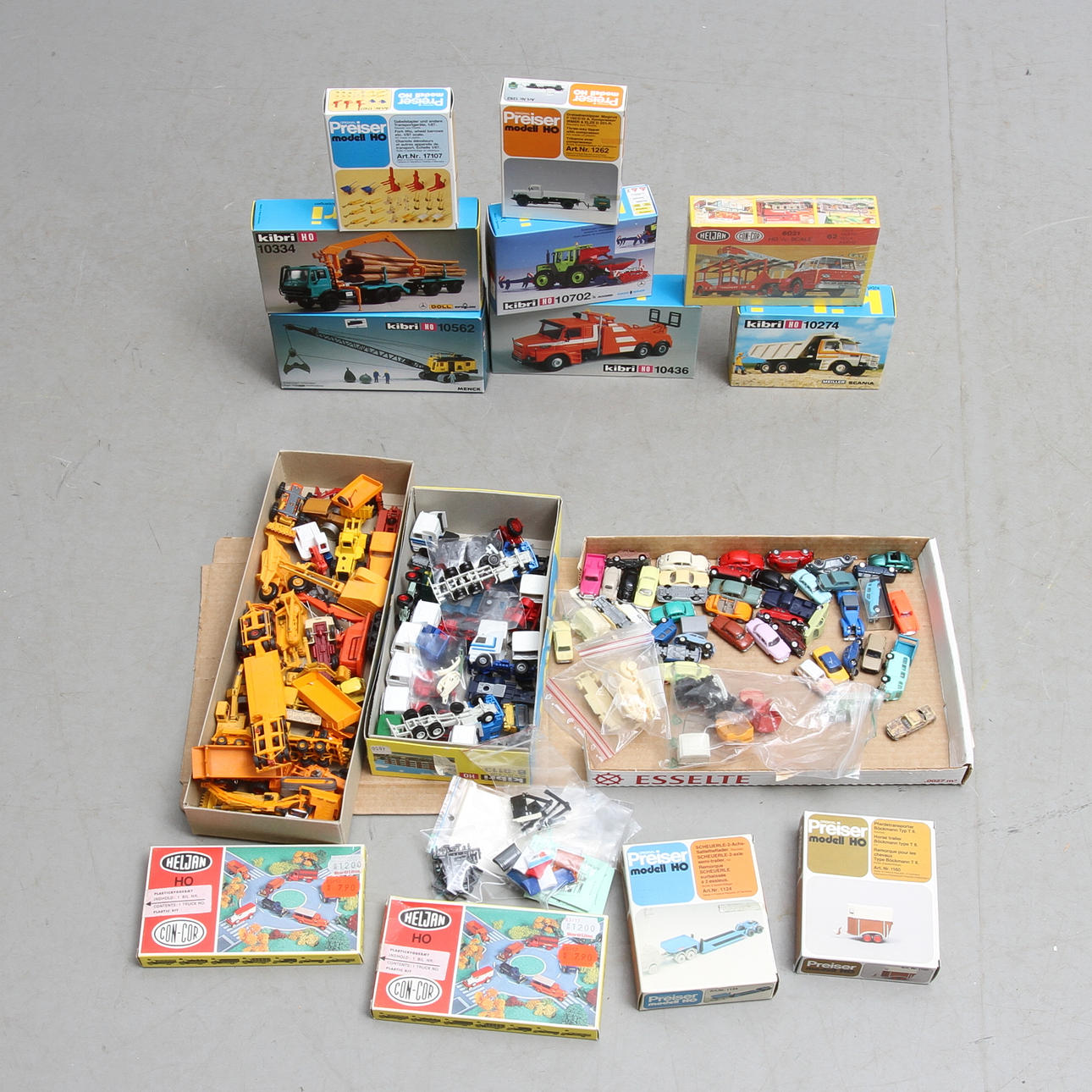 MODELLBILAR 12 byggsatser och cirka 70 lösa bilar.